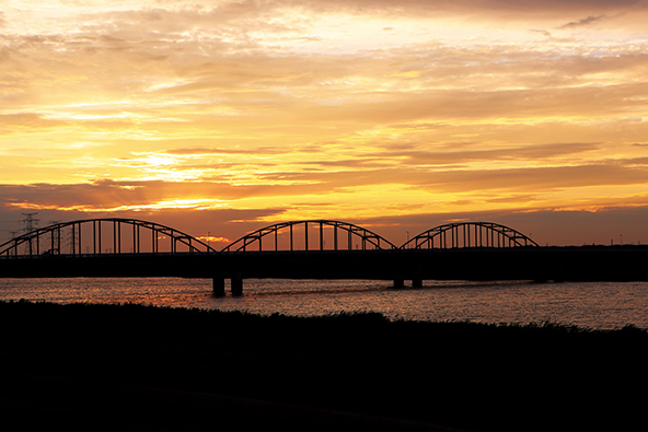 夕焼けに浮かぶ神崎大橋